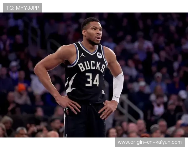 字母哥冲进禁区，密尔沃基雄鹿的防守随即到位