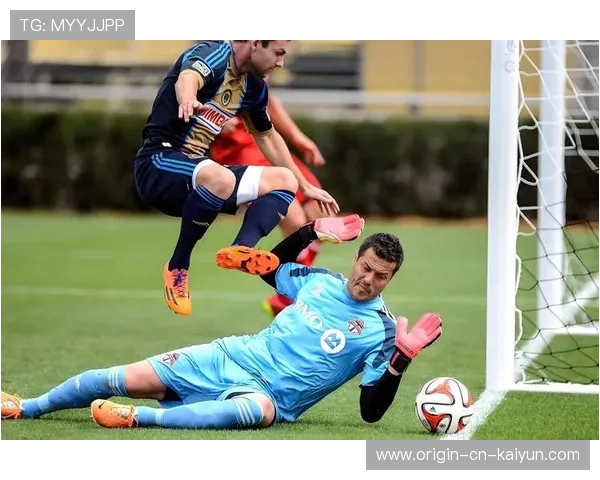 德布劳内中场带球穿越三人包夹，曼城推进顺畅无阻——一堂关于控球与协作的现代训练课